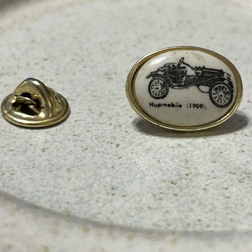 Vintage Car Design Gold and Cream Men's Tie Clip